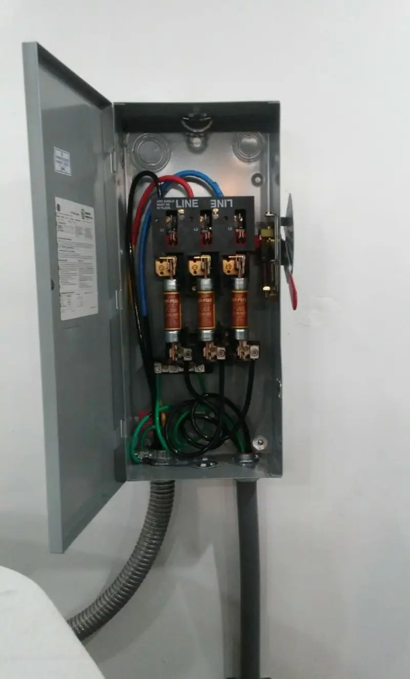 Three-phase disconnect switch installed for Smoke Detector Installation in Bogota