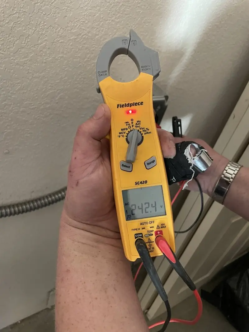 Voltage testing with clamp meter during Recessed Lighting Installation in Bogota